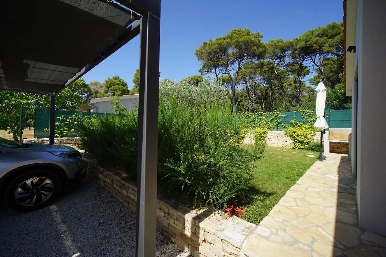 הוילה וודניאן Casa Pinea Fazana בית נופש